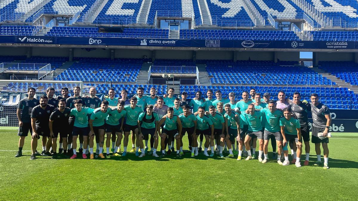 La plantilla y el cuerpo técnico del Málaga CF posan en el último entrenamiento antes de la gran final.