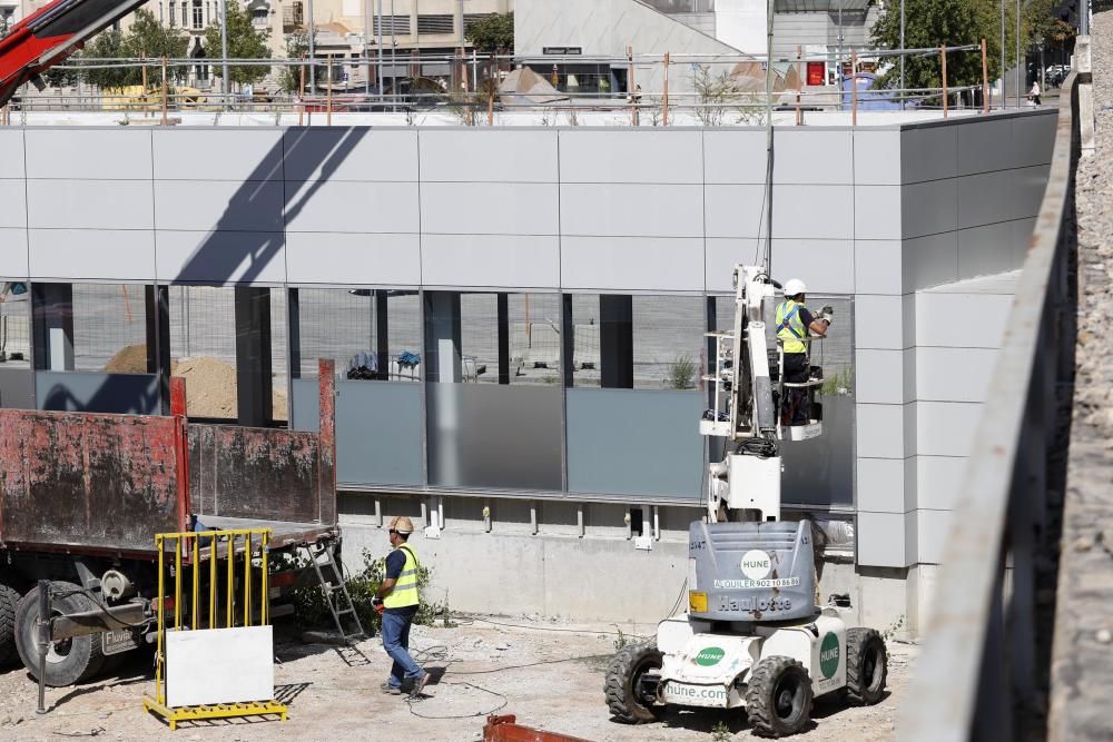 Retiren l''estructura del finger que uneix l''estació del TAV amb la ciutat.