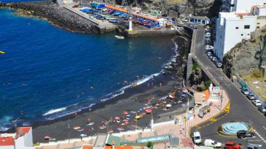 Vista de la playa y el muelle de San Marcos en Icod de Los Vinos.