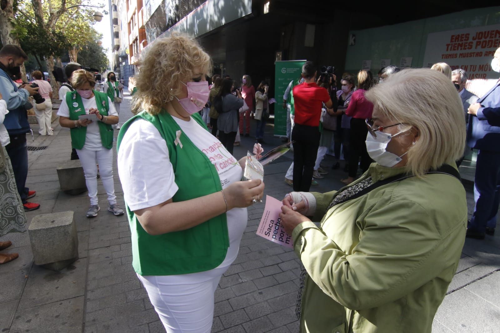 Campaña "Saca pecho" contra el Cáncer de mMma