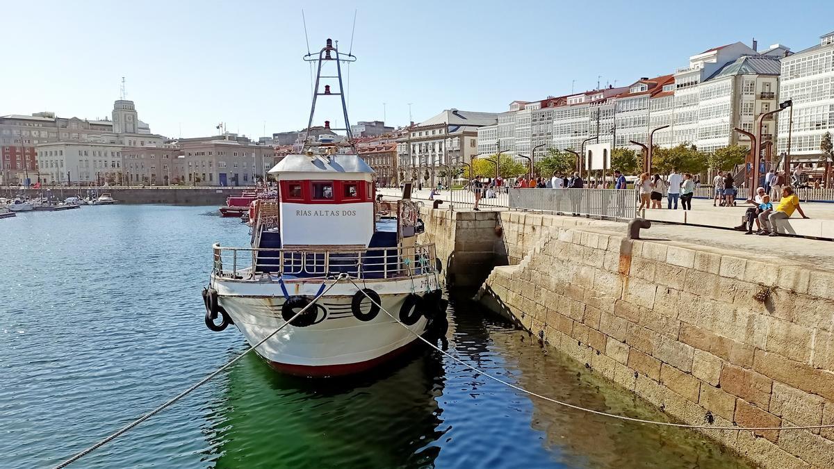 Barco turístico que recorre parte de la ría de A Coruña.