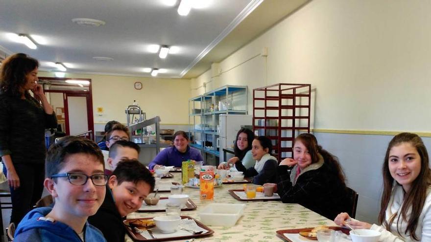 Los alumnos de Luces y los mayores de Ribadesella se apuntan a la comida saludable