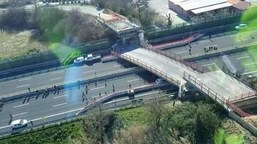 Itàlia Moren dues persones en esfondrar-se un pas elevat en una autovia