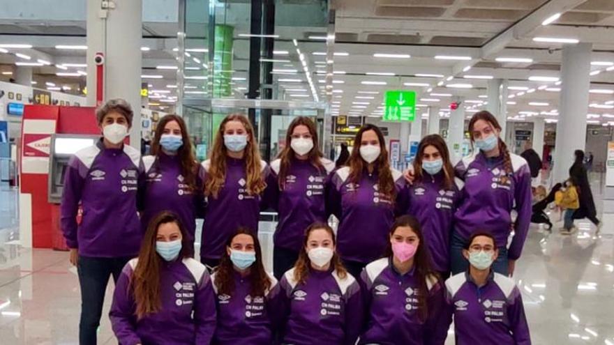 El equipo femenino del CN Palma posa ayer en Son Sant Joan antes de partir a Barcelona.