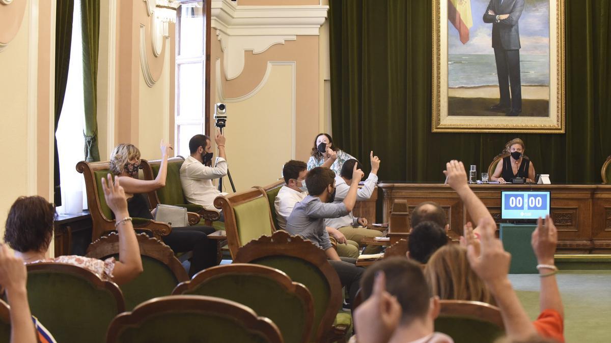 Las facturas pendientes de pago protagonizaron un pleno extraordinario en el Ayuntamiento de Castelló.