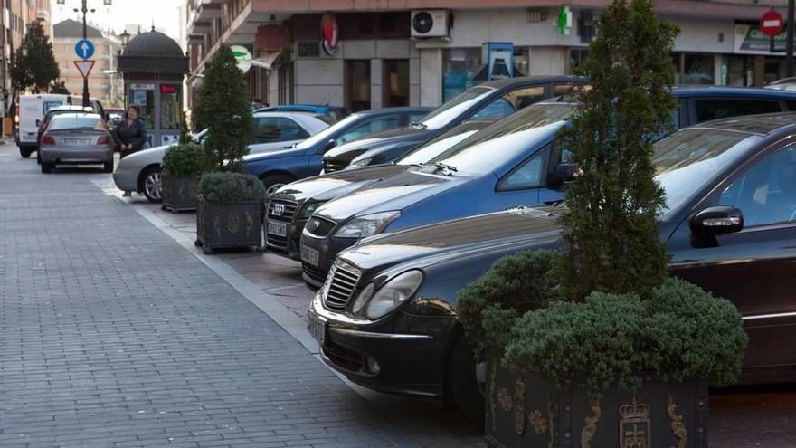 Coches mal aparcados en una calle peatonal de Oviedo.
