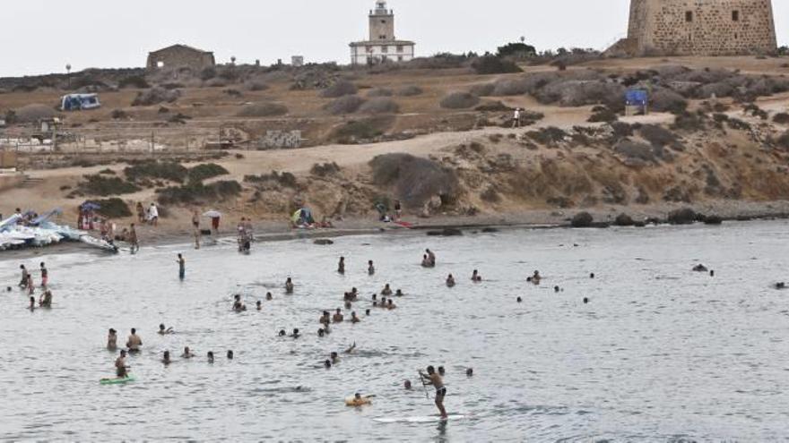 Una vista panorámica de la isla de Tabarca, destino de numerosas embarcaciones.