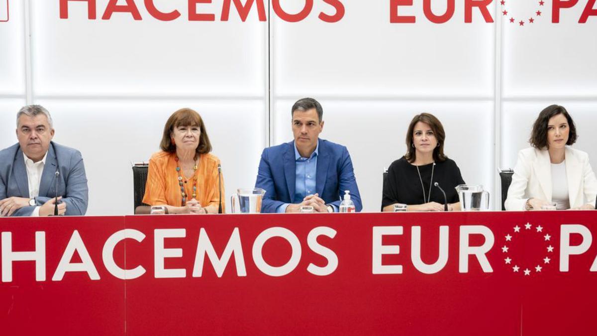 Membres de l’executiva del PSOE, amb Pedro Sánchez al mig  | A. PÉREZ MECA/EP