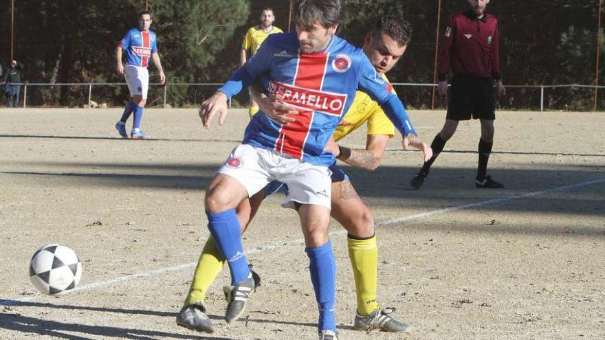 El unionista Fran Álvarez trata de controlar el balón en un partido de liga. // Iñaki Osorio