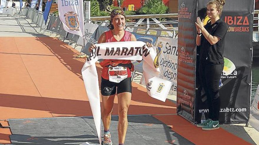 Valls cruza la línea de meta en tercera posión de la maratón.
