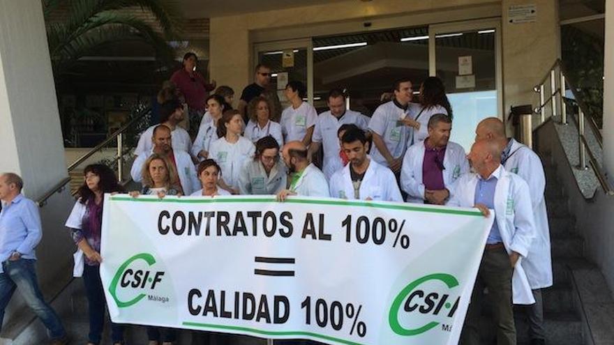 Los participantes de la huelga esta mañana en la puerta del hospital Carlos Haya.