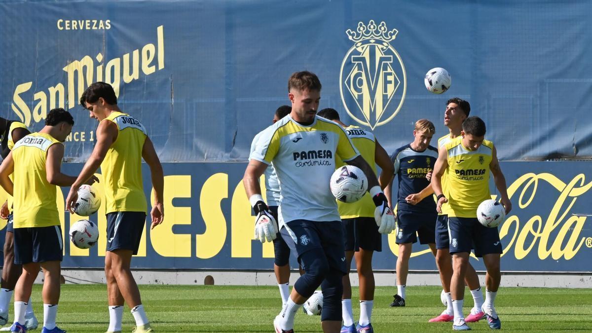 Arnau Tenas, guardameta del Villarreal, tiene un nuevo entrenador de porteros en el Submarino.