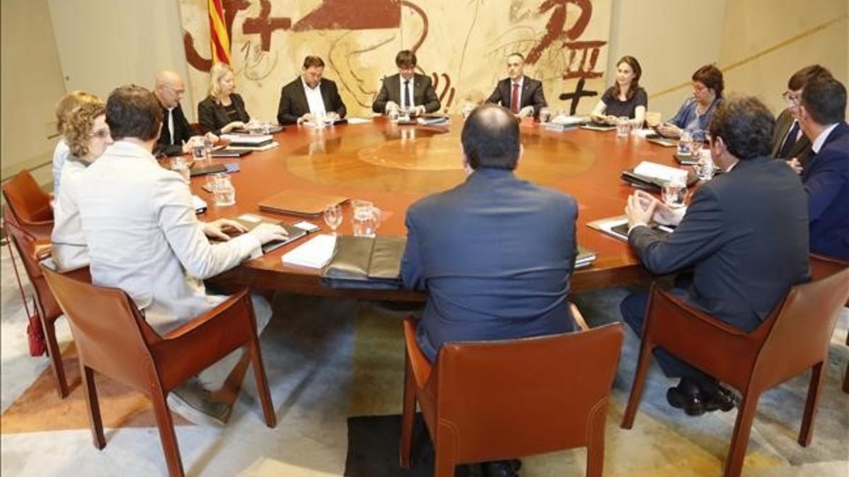 Carles Puigdemont y Oriol Junqueras junto al resto del Govern en la reunión del Consell Executiu