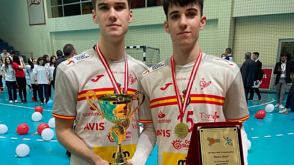 Djorde i Petar Cikusa, amb els trofeus aconseguits a Ankara en el triomf de la selecció