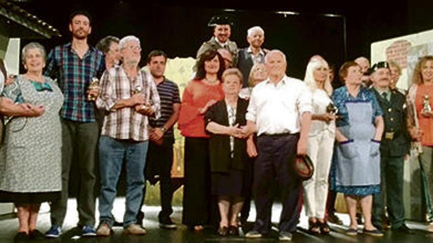 Los premiados con los &quot;Aurora&quot; de este año, junto a organizadores y autoridades.