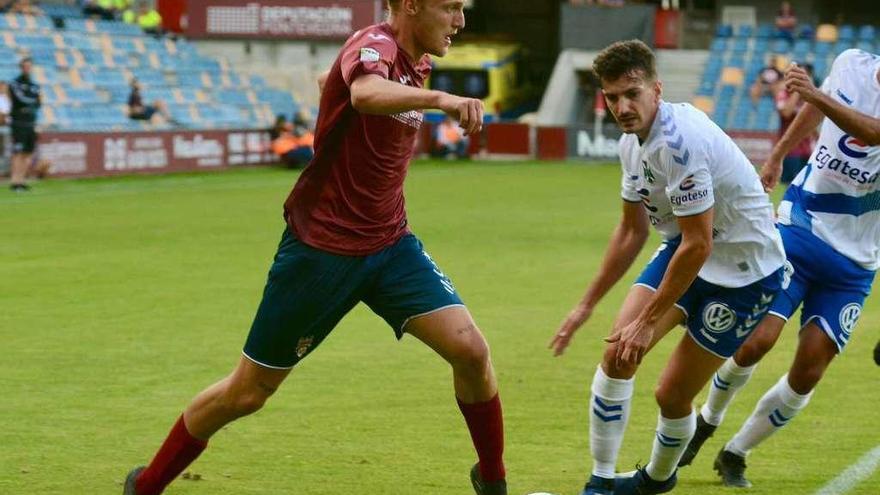 Rivera encarando a un rival del Tenerife en el triangular celebrado ayer en Pasarón. // Rafa Vázquez