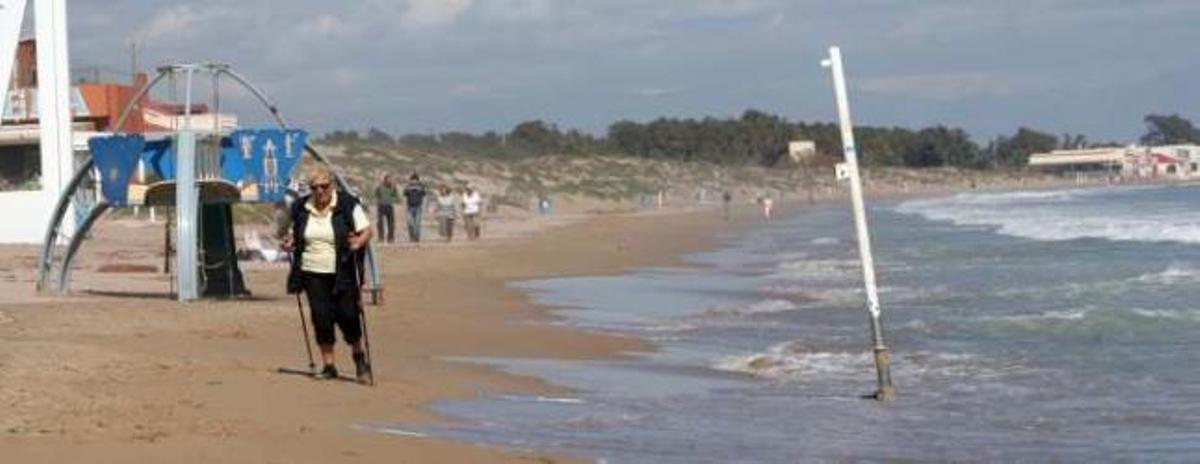 El mar se come diez metros de playa en Elche