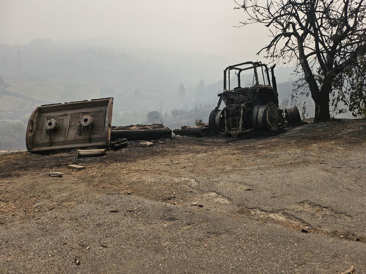 Así ha quedado la aldea de Santa María, en Petín, tras el paso, este viernes, del gran incendio forestal de Valdeorras.