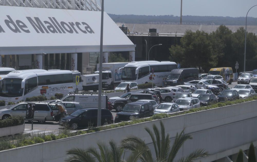 Protesta en el aeropuerto para denunciar "que el turismo mata a Mallorca"