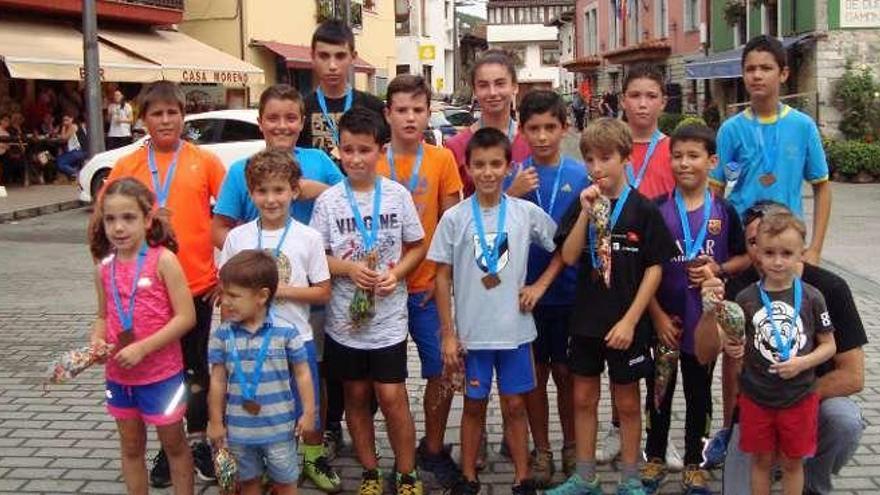 Participantes en la prueba infantil de la Subida al Cuetu Grande.