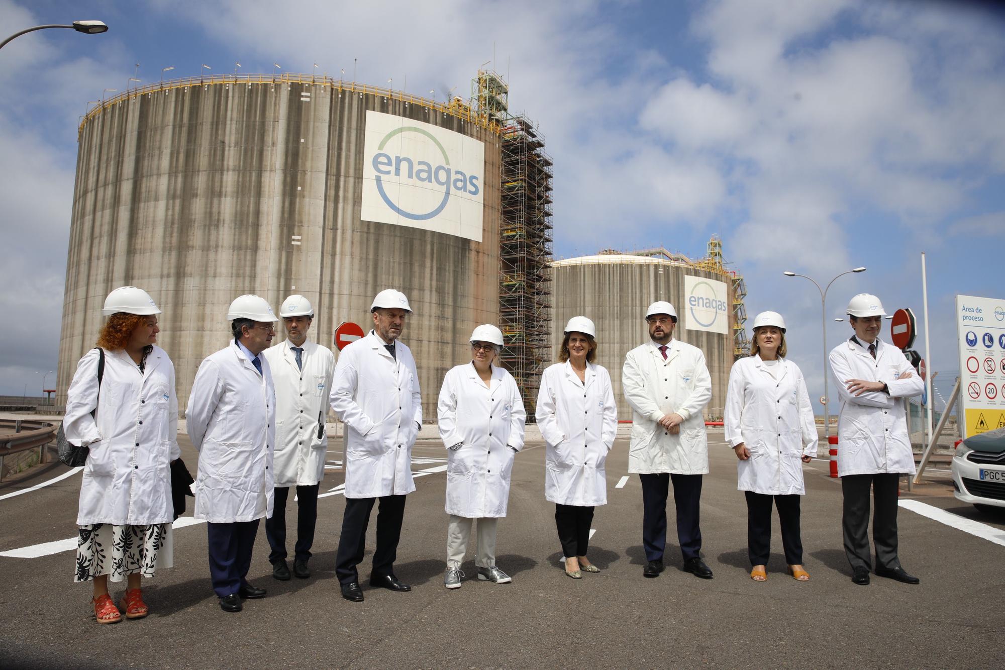 Teresa Ribera visita la planta regasificadora de El Musel