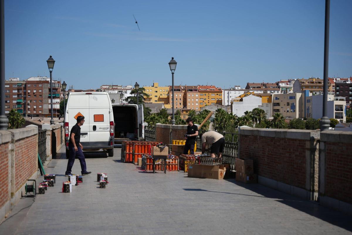 Todo listo en el puente de Palmas de Badajoz para los fuegos de esta noche