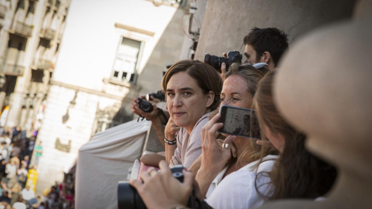 Ada Colau, en el balcón del Ayuntamiento de Barcelona, durante las pasadas fiestas de las Mercè.