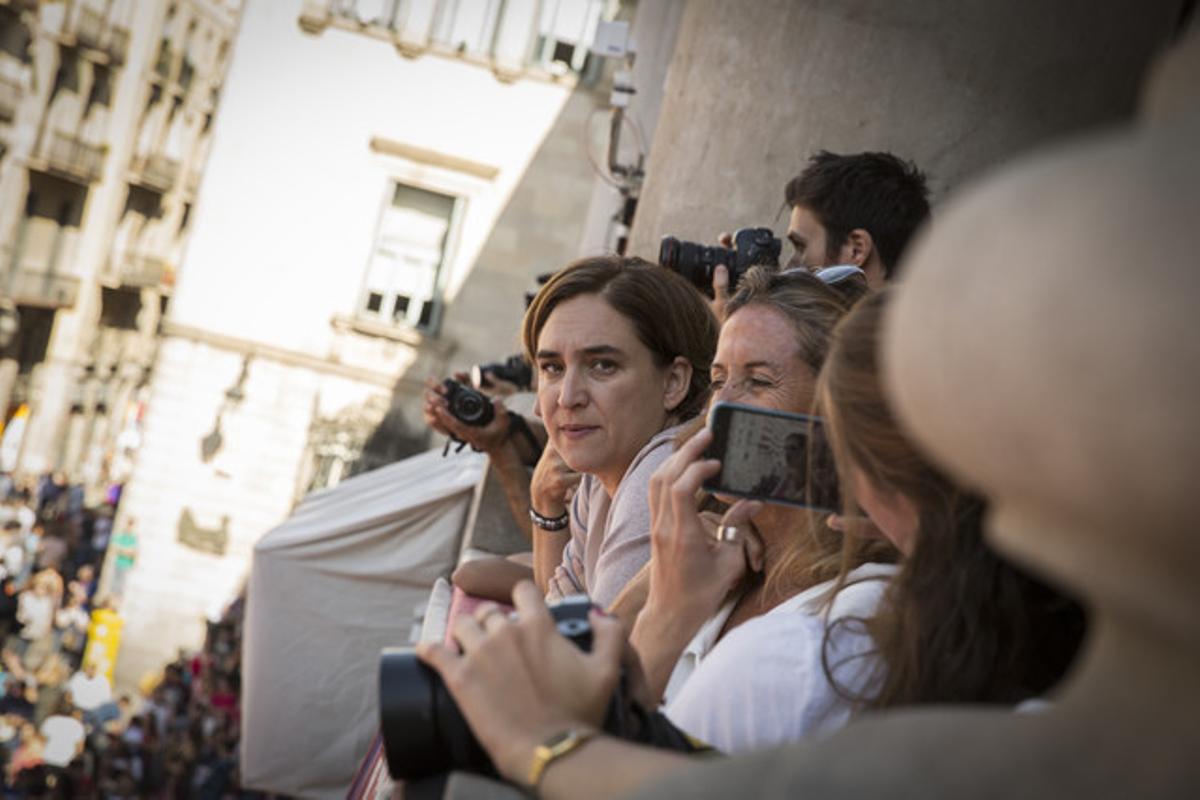 Ada Colau, al balcó de l’Ajuntament de Barcelona, durant les passades festes de les Mercè.