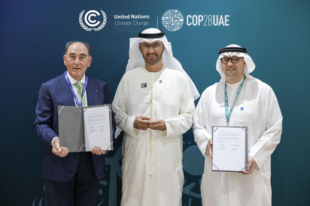 DUBÁI, 05/12/2023.- El presidente de Iberdrola, Ignacio Galán (i), el presidente de Masdar y presidente de la COP28, Sultan Al Yaber (c) y el consejero delegado de Masdar, Mohamed Jameel Al Ramahi (d) durante la firma de un acuerdo estratégico entre Iberdrola y Masdar durante la Cumbre del Cambio Climático de las Naciones Unidas (COP28) que se desarrolla en la ciudad emiratí de Dubái. La empresa de energías renovables emiratí Masdar considera que unir sus fuerzas con Iberdrola tanto en el proyecto marítimo británico East Anglia 3 como en el multimillonario plan estratégico de inversión que se anunció hoy, es una fórmula que permitirá "desatar más oportunidades globales" para ambos grupos. EFE/Masdar SOLO USO EDITORIAL/SOLO DISPONIBLE PARA ILUSTRAR LA NOTICIA QUE ACOMPAÑA (CRÉDITO OBLIGATORIO). SOLO USO EDITORIAL/SOLO DISPONIBLE PARA ILUSTRAR LA NOTICIA QUE ACOMPAÑA (CRÉDITO OBLIGATORIO)