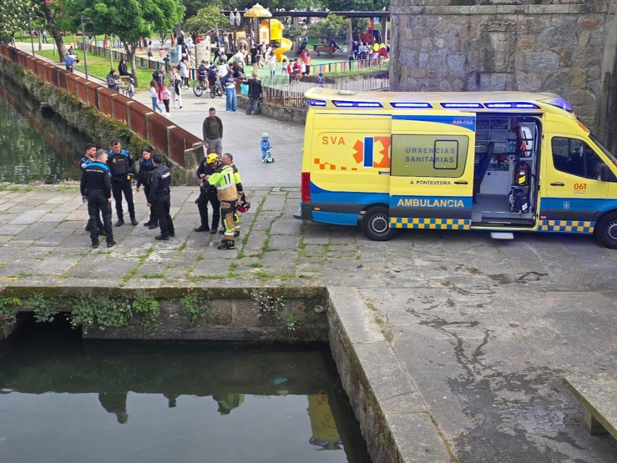 El rescate efectuado en el río O Con congregó a numerosos curiosos y dio lugar a un espectacular despliegue de medios policiales y de emergencias.