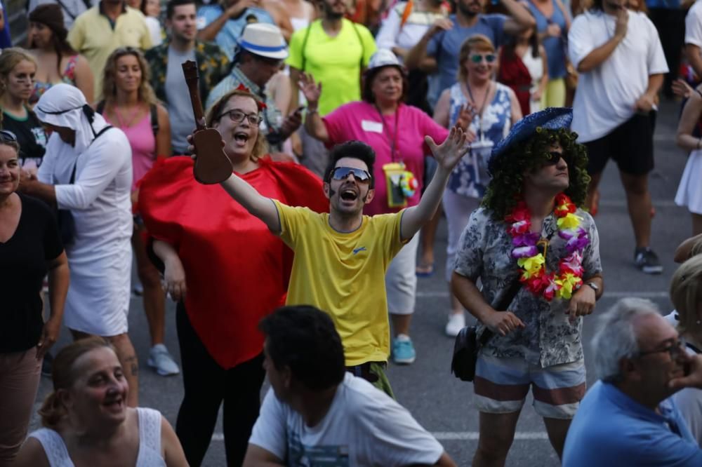 El "Entroido de Verán" atrae a miles de personas engalanados con originales disfraces.