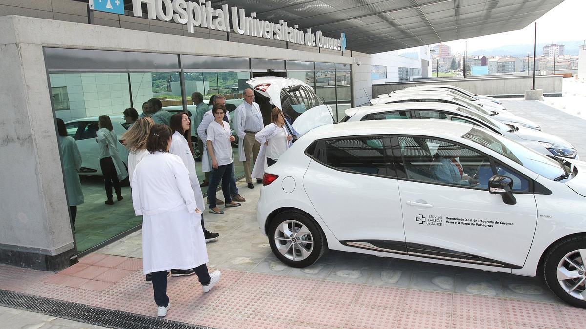 Personal de hospitalización a domicilio, con vehículos para desplazarse a atender a los pacientes (archivo).