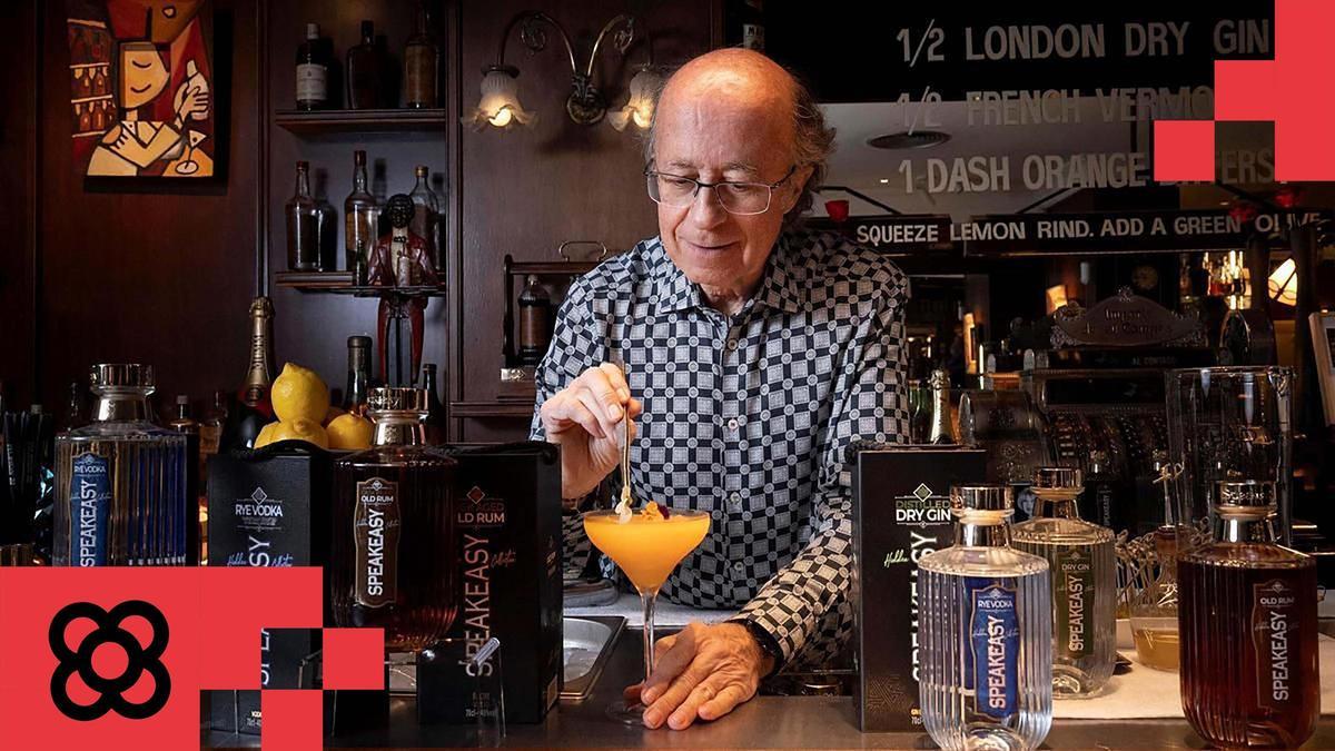 avier de las Muelas prepara un Passion Martini en Dry Martini, donde ha presentado el ron, la ginebra y el vodka que ha lanzado bajo la marca Speakeasy Spirits