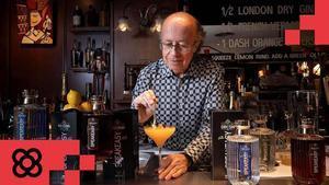 avier de las Muelas prepara un Passion Martini en Dry Martini, donde ha presentado el ron, la ginebra y el vodka que ha lanzado bajo la marca Speakeasy Spirits