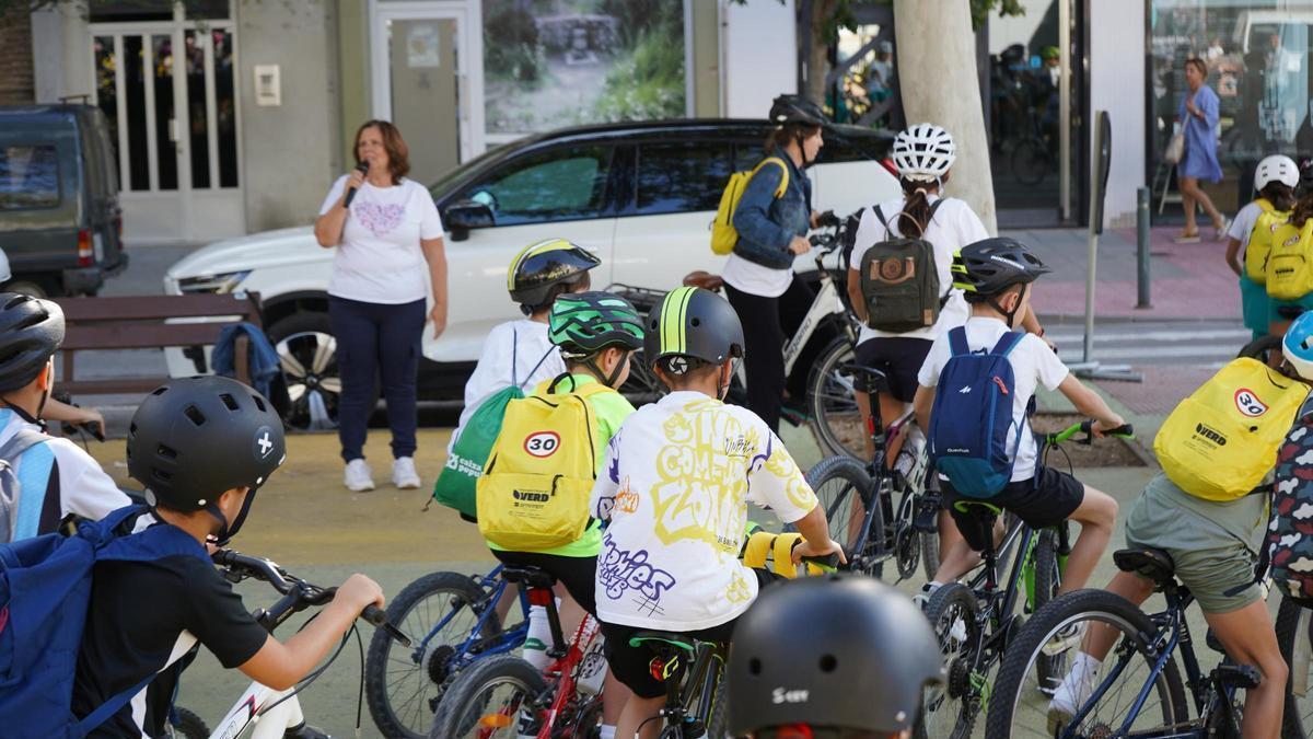 Niños y niñas en bicicleta en la celebración del día sin coches en Ontinyent.