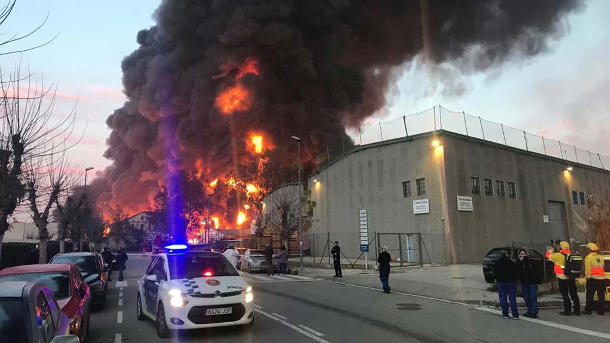 Incendio en una nave industrial de Montornès del Vallès