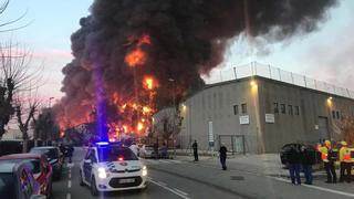 Espectacular incendio en un polígono industrial de Barcelona