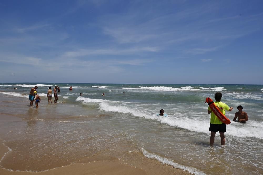 Imagen de la intervención este miércoles de los socorristas con bañistas que se metían en el agua con bandera roja