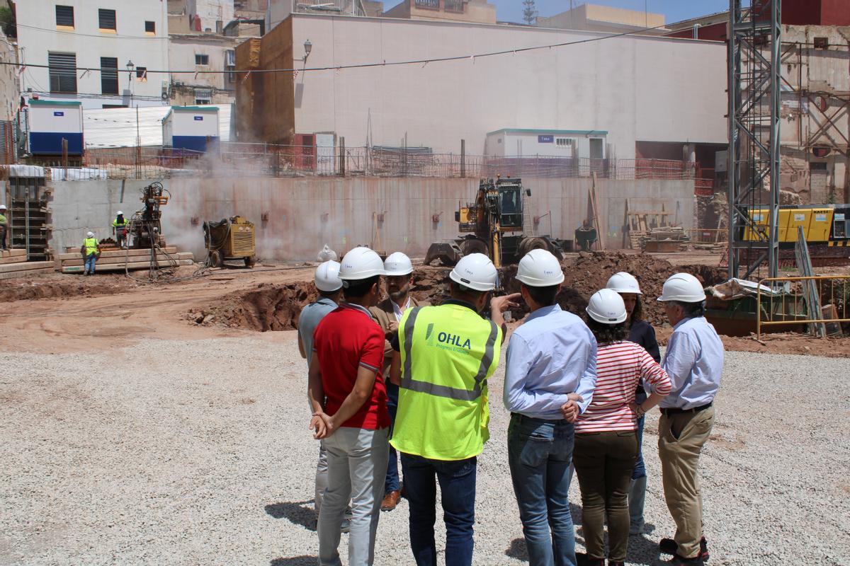 El arquitecto del Ministerio de Justicia, el alcalde en funciones y los técnicos de la obra mantenían un encuentro en el solar donde se levanta la nueva infraestructura que acogerá las distintas salas del Partido Judicial de Lorca.