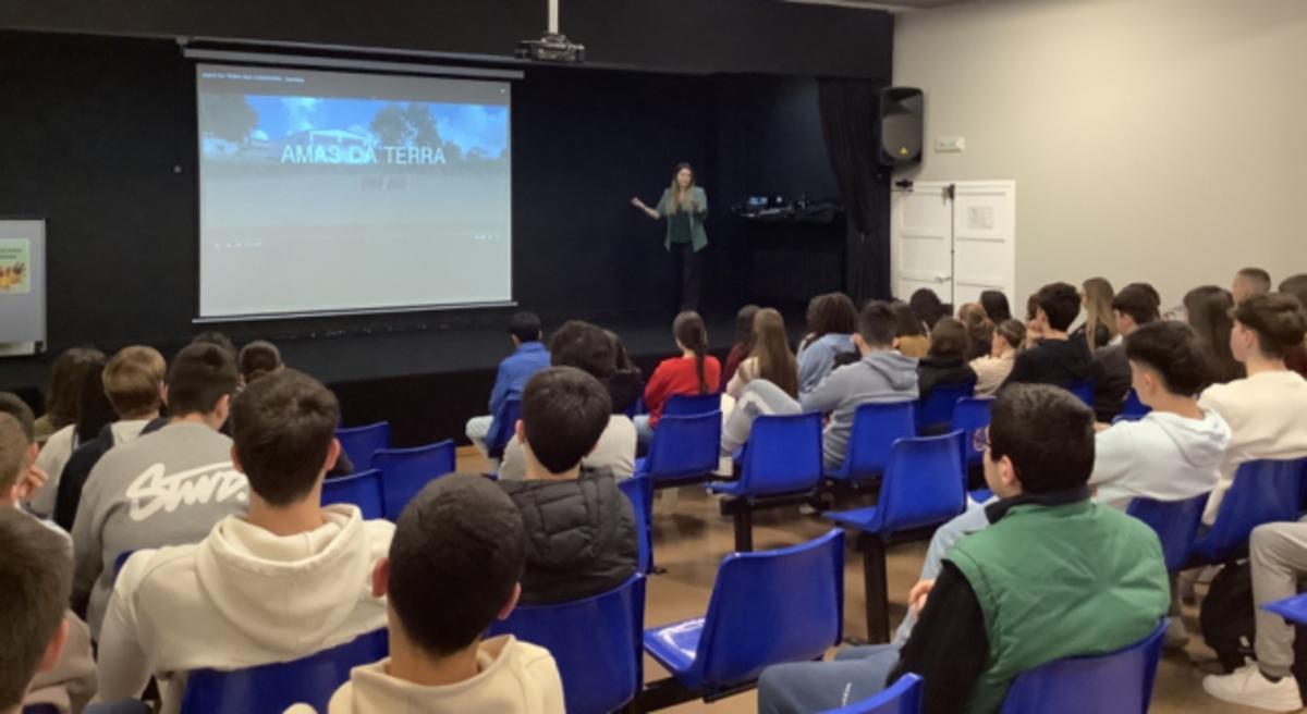 Charla de Lucía Freitas na anterior edición da Semana Cultural do IES de Cacheiras