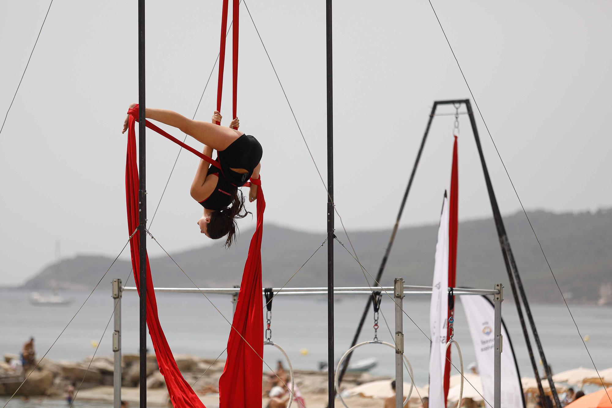 Un día de acrobacias y juegos junto al mar en Ibiza