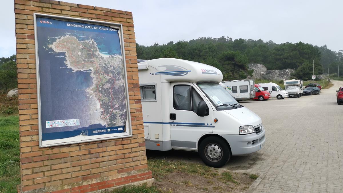 Caravanas estacionadas en el acceso a Cabo Udra, en Beluso.