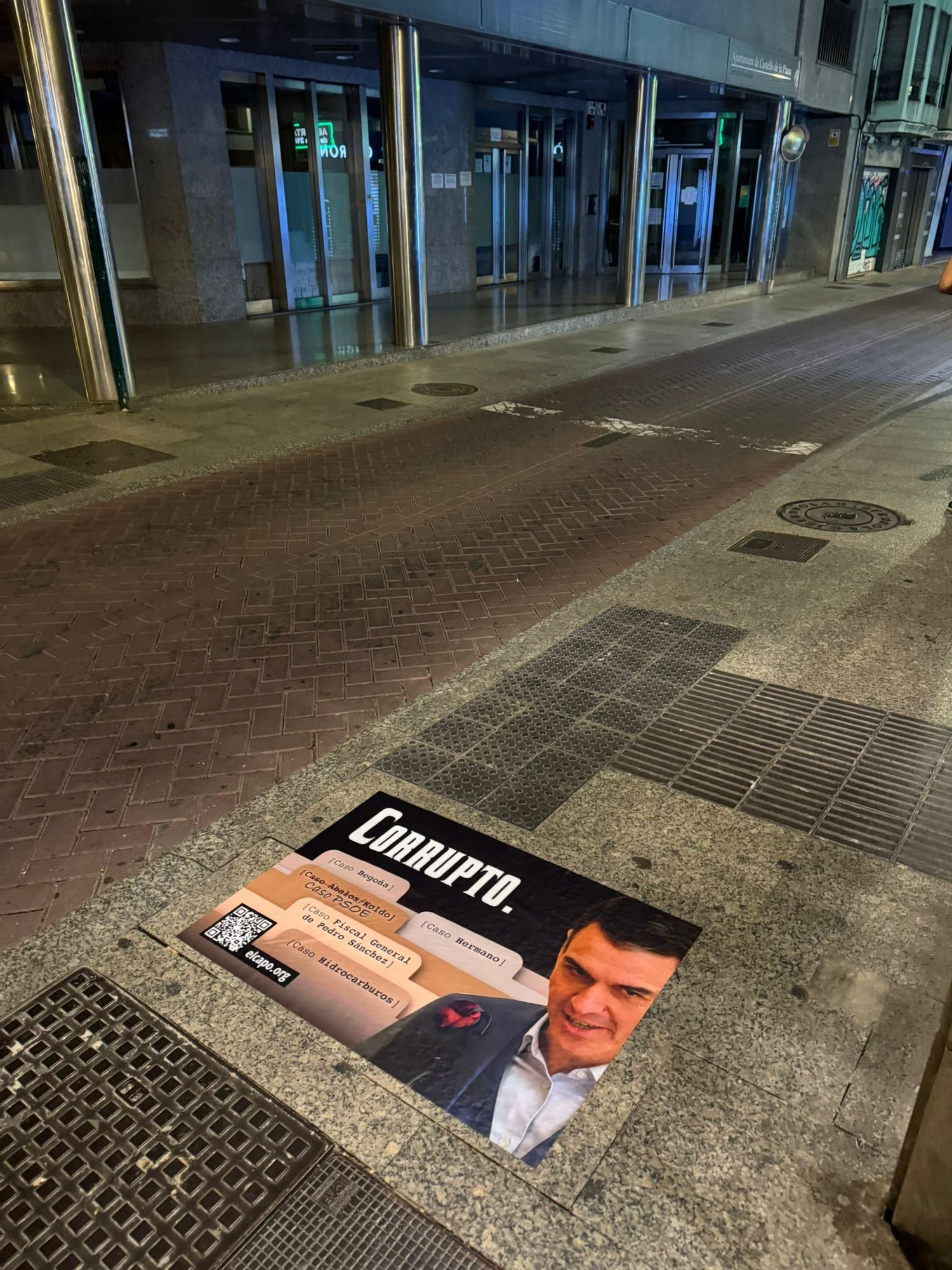 Galería de fotos: Castellón amanece plagada de pancartas en las que se señala a Pedro Sánchez como "corrupto"