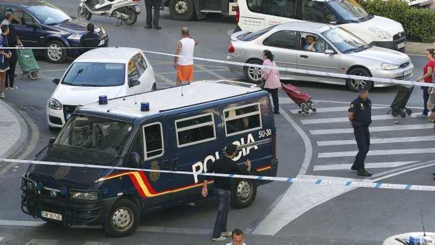 Dispositivo policial en la calle Frigiliana tras la agresión mortal de un indigente a un agente en mayo pasado.