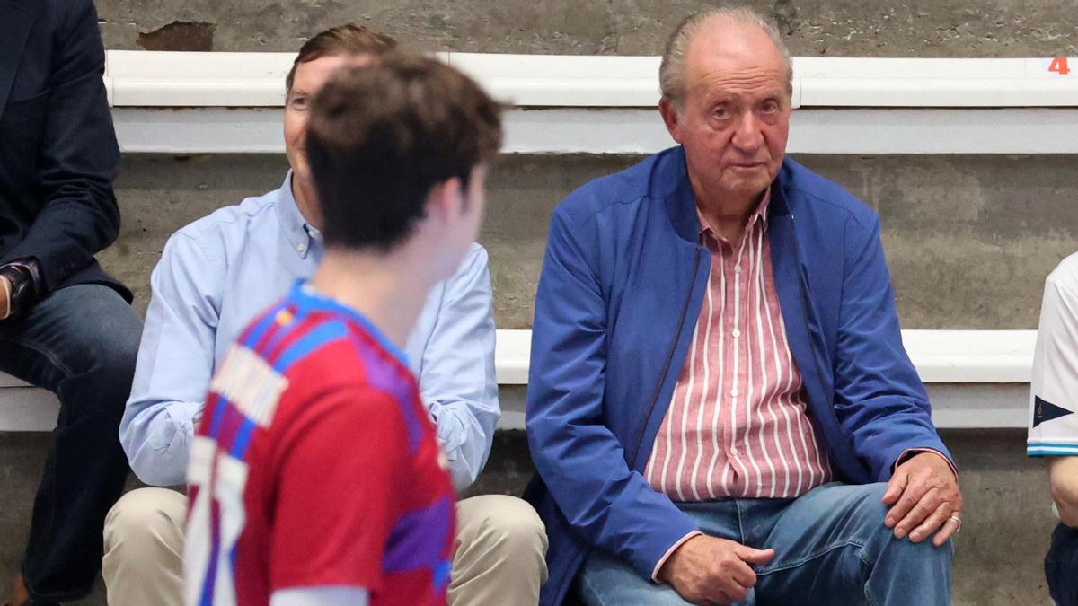 El rey Juan Carlos acude al partido de balonmano de su nieto Pablo Urdangarin en Pontevedra El rey Juan Carlos viendo junto a su amigo Pedro Campos y Pedro de Borbón-Dos Sicilias el partido de balonmano de su nieto Pablo Urdangarin en Pontevedra, a 21 de mayo de 2022, en Pontevedra (Galicia) España. PARTIDO;BALONMANO;REY JUAN CARLOS;21