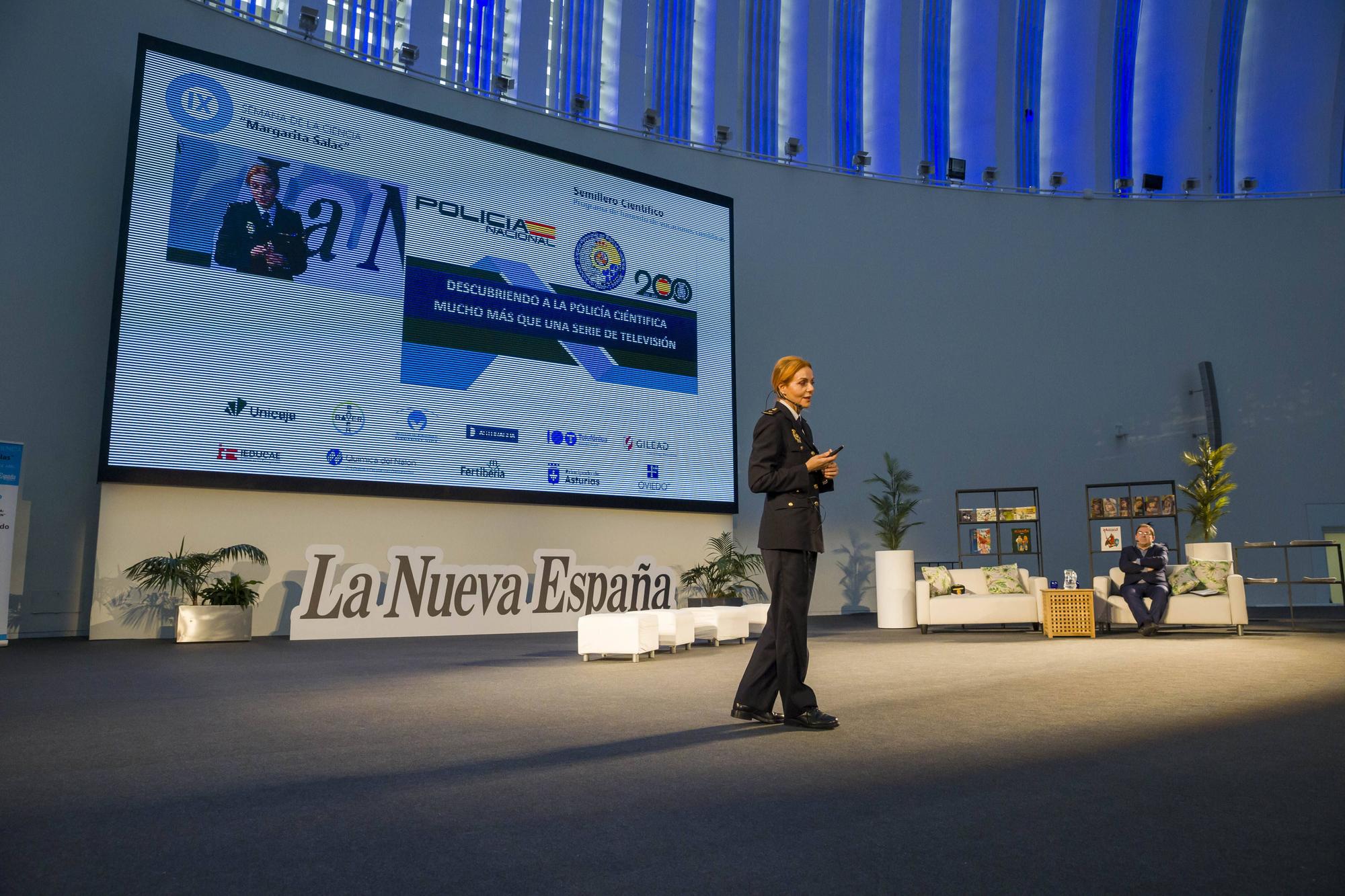 EN IMÁGENES: Así fue la conferencia de la jefa de la Policía Científica de Asturias ante centenares de escolares 

