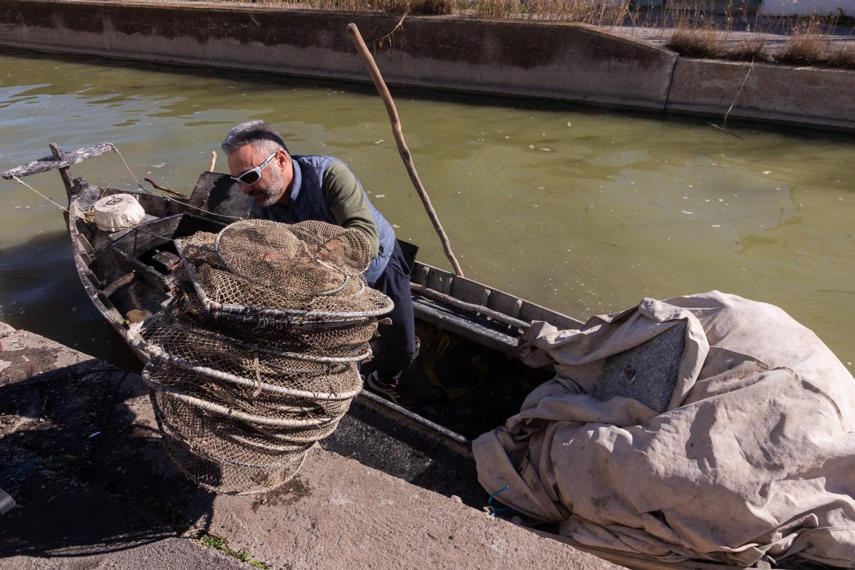 Uno de los pescadores de la Comunidad de El Palmar lleva la pesca a la Lonja
