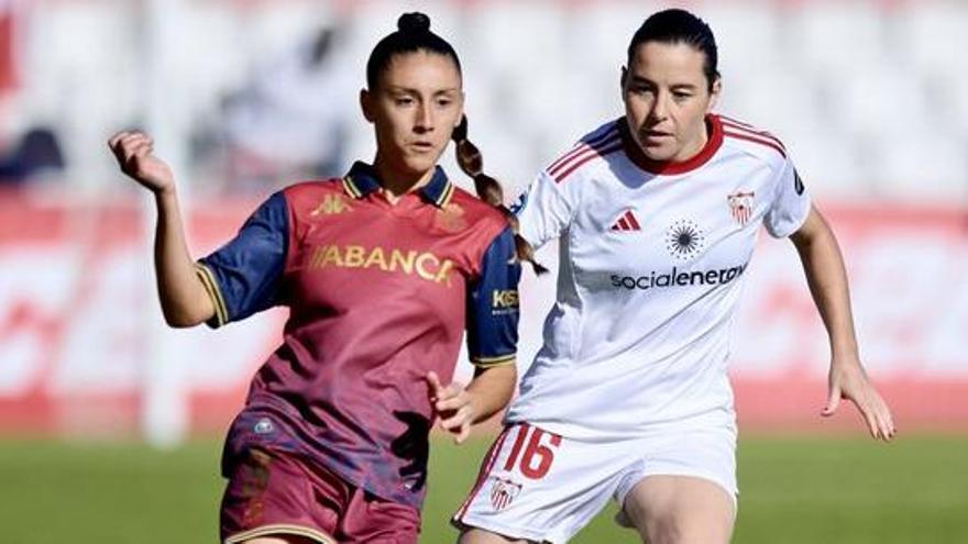 Olaya e Iris, en un duelo del Sevilla-Deportivo.
