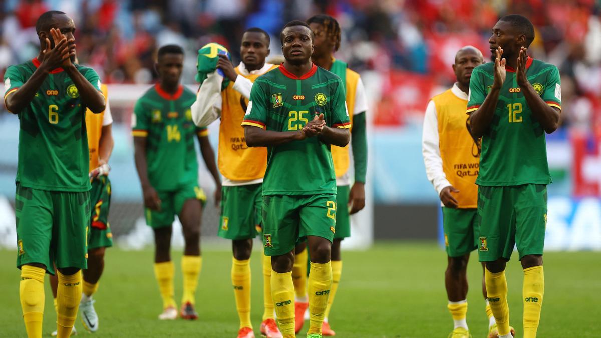 Los jugadores de Camerún saludan a su afición tras perder frente a Suiza.