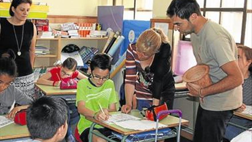 Almassora enseña a escolares arqueología